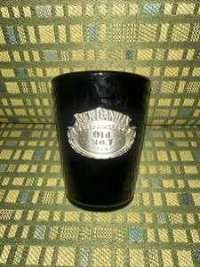 Jack Daniel’s Old No. Schweres schwarzes Schnapsglas der Marke 7 mit erhöhtem Metalletikett - Bild 1 von 4