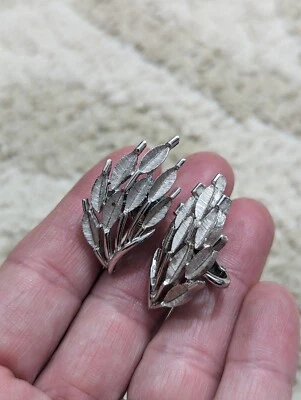 Brincos vintage folha Trifari tom prata clipe estilo art déco retrô vintage - Imagem 1 de 4