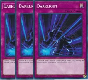 Yugioh - Luce Oscura x 3 - 1° Edizione LP - Più Carta Olografica Omaggio - Foto 1 di 1