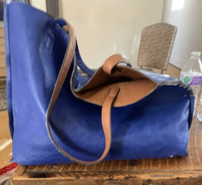 Bolso de Mano Vegano Street Level Reversible Azul Tostado 18x14X5 con Bolsa Interior Exfoliante Foto 1 de 4