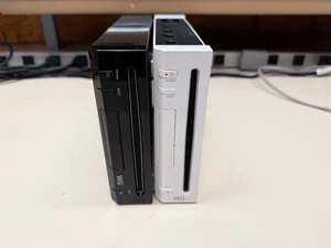 LOTE 2 CONSOLAS DE VIDEOJUEGOS WII BLANCO/NEGRO FUNCIONANDO - Imagen 1 de 5