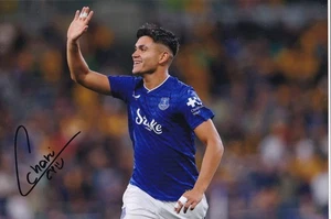 Fußball - Carlos Alcaraz - handsigniertes 12x8 Zoll Foto - Everton - Echtheitszertifikat - Bild 1 von 1