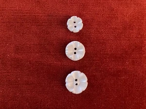 Blumenförmige 2 Loch Knöpfe Wählen Sie aus 3 Größen verkauft pro 6er Pack T435-7 - Bild 1 von 1