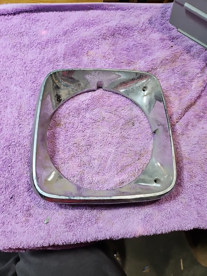 Ford Elite Torino 1974 1975 1976 bisel de luz de cabeza lado derecho D4EB-13043-AB 16360 Foto 1 de 4