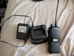 ICOM IC-F4GS-2 Handheld Radio Two Way WORKS WITH CHARGER - Picture 1 of 4