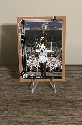 Bill Russell #251 de baloncesto insignia Topps 2025-26 - paralelo dorado/2025 Foto 1 de 2