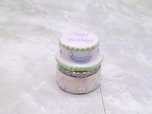 Caja de baratijas de feliz cumpleaños de cerámica Hallmark capa pastel pastel miniatura - Imagen 1 de 6