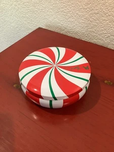DOLLY PARTON WEIHNACHTSKERZE Dose 10 Unzen Zuckerstangenduft Pfefferminzwirbel ~NEU~ - Bild 1 von 3