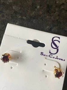 Aretes redondos Savvy Cie de oro de 18 quilates con punta de granate - Imagen 1 de 5