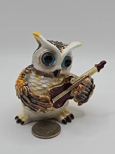 BROWN OWL PLAYING GUITAR TRINKET BOX BY KEREN KOPAL, AUSTRIAN CRYSTALS, RARE - Imagen 1 de 6