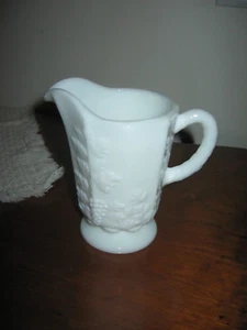 Elegante crema de vidrio Westmoreland con paneles de uva blanca leche 4 7/8" de alto - Imagen 1 de 9