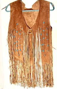 GILET VINTAGE IN PELLE SCAMOSCIATA CON FRANGE E PERLINE, HIPPY ANNI 60, BOHO, WESTERN, USATO IN OTTIME CONDIZIONI - Foto 1 di 16