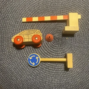 Konvolut Holzeisenbahn Brio IKEA 4 Teile: Schranke, Verkehsschild, Auto, Pylone - Bild 1 von 1