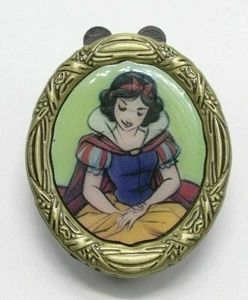 Art Of Snow White Sitting Portrait Disney Store LE1150 Pin #DP161 - Picture 1 of 2