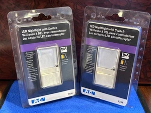 Combo de interruptor de luz nocturna LED Eaton 7738 15A encendido/apagado automático - luz almendra - paquete de 2 - Imagen 1 de 2