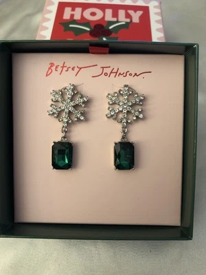 Brincos Betsey Johnson tom prata floco de neve e gota de cristal verde novo na caixa - Imagem 1 de 4