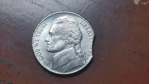 1995 D Jefferson Nickel 5C UNC Mint Error Clipped Planchet S997 - Picture 1 of 3