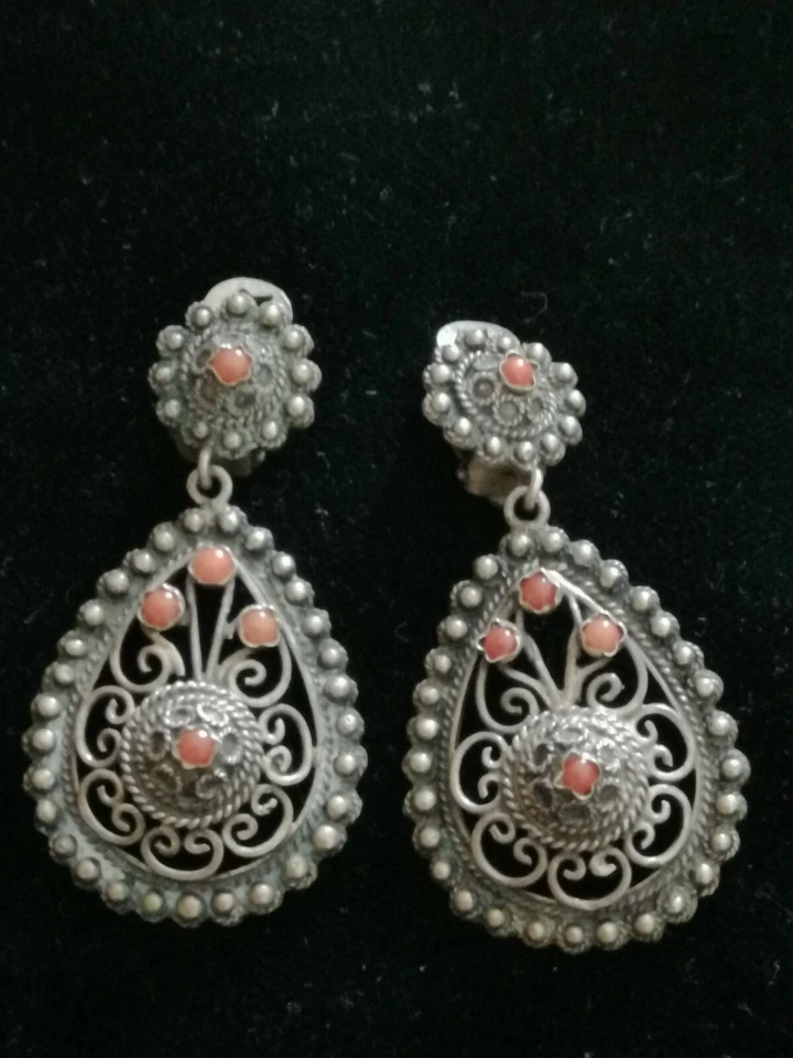 Antichi orecchini pendenti da donna in argento  800 e corallo degli anni 40-50 - Immagine 1 di 4