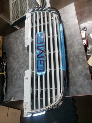 GM OEM 15126181 2007-14 GMC Yukon Radiator Upper Grille Assembly New - Image 1 of 4