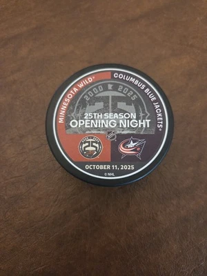 2025-26 Minnesota Wild Home Opener Match Up Puck (25 aniversario) vs Columbus  Foto 1 de 2