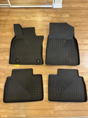 Juego de 4 alfombrillas originales OEM 2025-2026 para todo tipo de clima Toyota Camry Foto 1 de 4