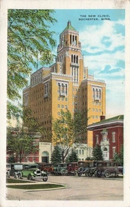 ROCHESTER MN NEW MAYO CLINIC + AUTOS ON STREET 1931 POSTCARD 090425 U - Picture 1 of 2