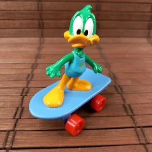 Figura de acción de colección 1990 Plucky Duck On Skateboard Tiny Toons Adventures 3" - Imagen 1 de 9