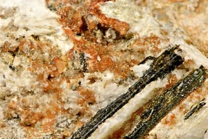 ZILLION GAIDONNAYITE XTALS!! 5 X 2 X 2 CM!! MONT-SAINT-HILAIRE, QC, CANADA #3 - Picture 1 of 5