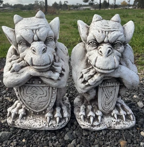 Gargoyle With Shield ,Gargoyle with Sword Garden Statue Ornament 46 cm High - Foto 1 di 17