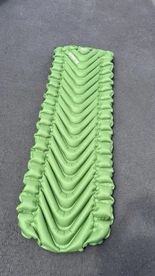 Almohadilla para dormir KLYMIT STATIC V, ligera, cómoda. Colchón inflable de camping. Foto 1 de 4
