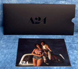 Tarjeta de arte A24 Love Lies Bleeding, sobre, Kristen Stewart, lesbiana AGOTADO - Imagen 1 de 5