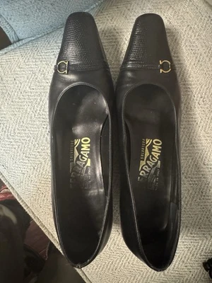Bomba Salvatore Ferragamo Vintage Cuero Repujado Negro 7B Foto 1 de 4