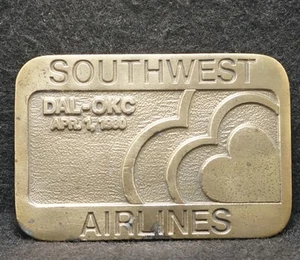 WK21147 VINTAGE 1980 ***SOUTHWEST AIRLINES*** AVIÓN DAL-OKC hebilla de cinturón de latón - Imagen 1 de 2