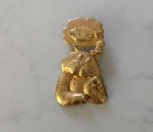 Broche alfiler de colección JJ Jonette tono dorado gato ""Todo el día sueño con comida/pescado - Imagen 1 de 4