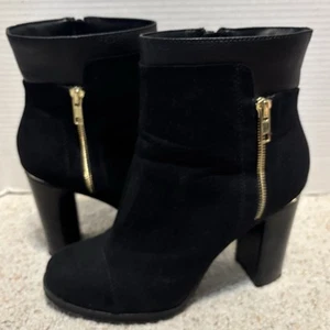 Juicy Couture schwarze Stiefel mit Absatz und seitlichem Reißverschluss Goldakzente Sohle Booties Größe 9,5 - Bild 1 von 10