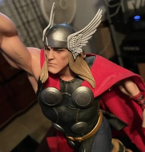 Sideshow Thor Marvel Avengers Assemble Statue EXCLUSIVE Extra Helmet No Original - Picture 1 of 5