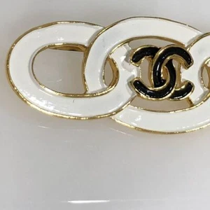 CHANEL Brooch White & Black Chain Links CC Logo Gold Plated Vintage 93C Auth - Picture 1 of 10
