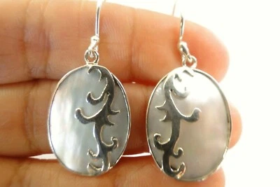 Pendientes colgantes ovalados de madreperla de plata de ley 925 Foto 1 de 4