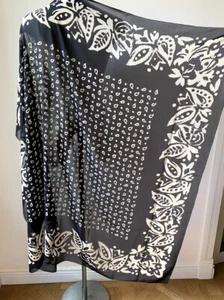 "Escada Seide Chiffon Schal mit Rand Größe 54"" x 54" - Bild 1 von 4