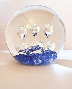 Paperweight - Briefbeschwerer - Kugel Blau mit modernen Luftformen- unsigniert - Bild 1 von 6