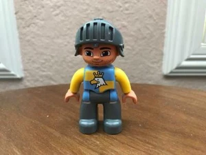 Rare Lego Duplo KNIGHT w/ ARMOR HELMET Figure from CASTLE SET Minifig Blue - Picture 1 of 2