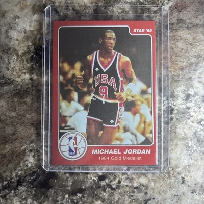 1984-85 Star Co medallista de oro Michael Jordan #10 Shop at Home equipo novato EE. UU. Foto 1 de 4