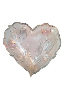 Mikaska Heart Shaped Bowl 6" With Raised Tulip Design Blue, pink, green. EUC - Imagen 1 de 4