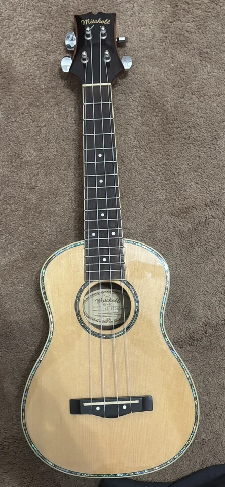 Mitchell 12 Fret - 4 弦音乐会尤克里里 - 型号 MU-70/N 带手提袋 — 第 1/4 张图片