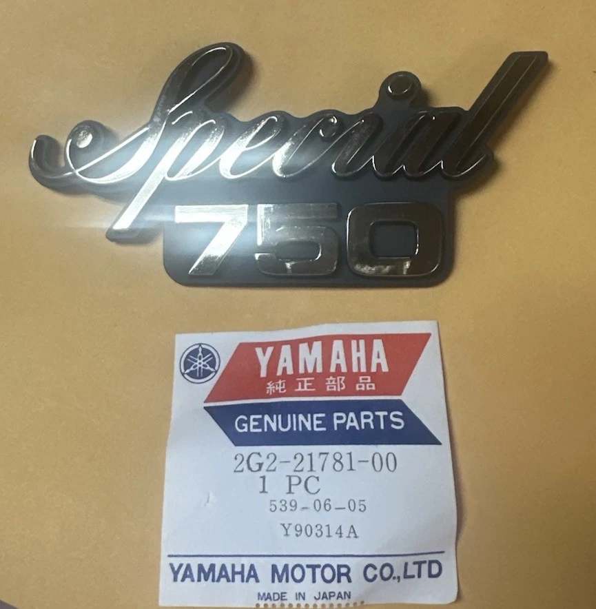 Nuevo de Lote Antiguo Yamaha Luz Cubierta Lateral Emblema - 2G2-21781-00 - 1978-1979 XS750 S XS750S Foto 1 de 1