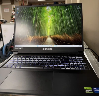 portátil gaming gigabyte g6 kf Foto 1 de 2