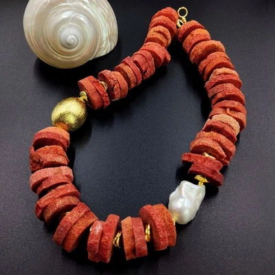 Ожерелье женское колье с большими красными губками кораллами белым барочным жемчугом золотистыми бусинами - Изображение 1 из 4