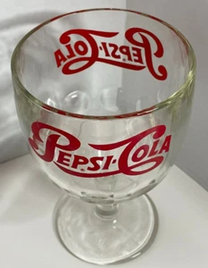 CALICE VETRO STELO PEPSI COLA VINTAGE SCRITTA ROSSA STAMPA POLLICE DA COLLEZIONE - Foto 1 di 4
