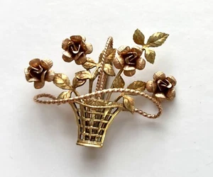 Prendedor de canasta de flores rosa y oro amarillo Krementz firmado vintage con superposición relleno - Imagen 1 de 9