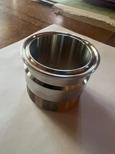 Adaptador de tres abrazaderas sanitarias de acero inoxidable de 2" a rosca de tubería macho de 2" MNPT - Imagen 1 de 3